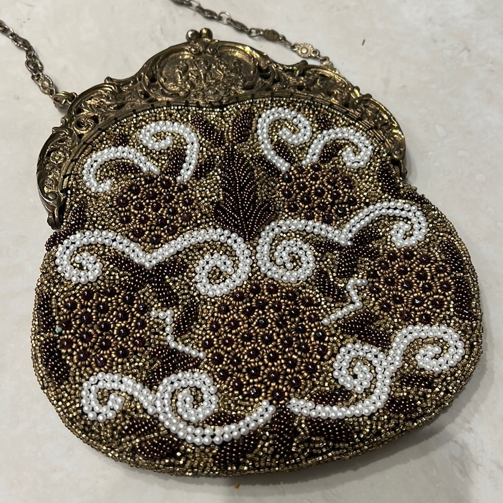 Christiana Beaded purse with pearls on it